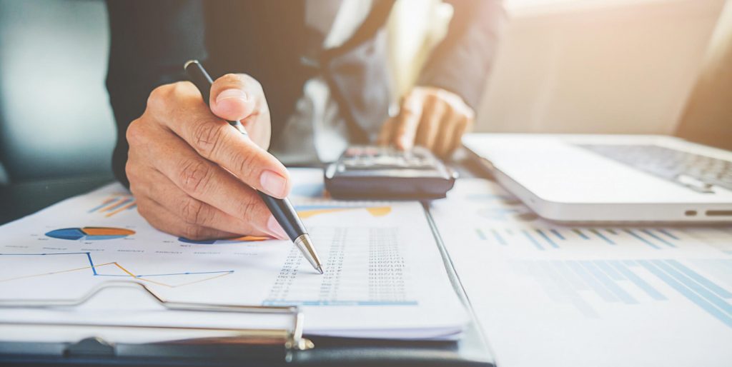 Profissional de contabilidade analisando dados